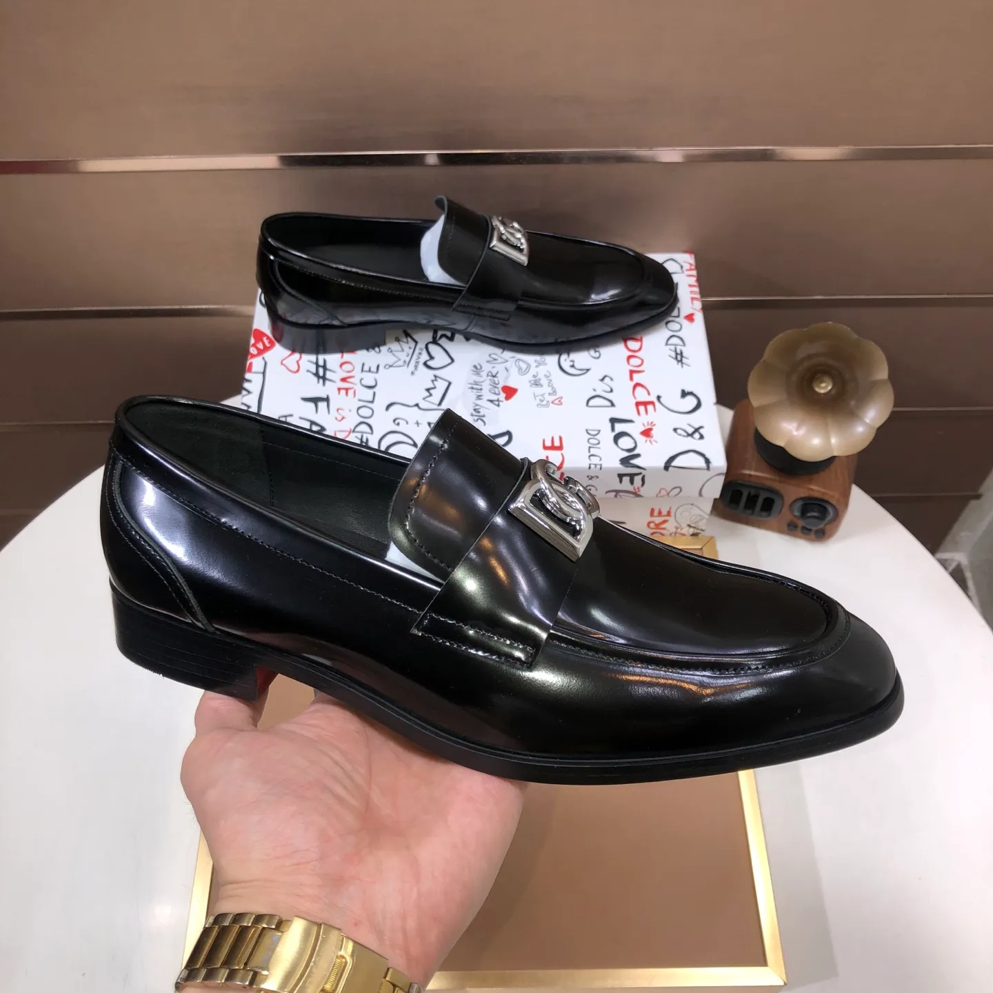 Ex-factory price 500💰DG top quality🔍🔍men's new leather shoes🚹Sold simultaneously at counters⚠Shoe uppers are imported cowhide from Italy, fully imported cowhide lining, imported accessories💪💪, completely 1⃣️ to 1⃣️replica🇮🇹 💪💪, ⚠Sole: The original sole is specially provided by the original factory, the exclusive movable molded sole is super comfortable, ⚠The original factory follows the order, 🔍🔍high quality, you can enter and exit the counter at will, welcome to compare ⚠Number of sizes: 38-44 (45 customized)